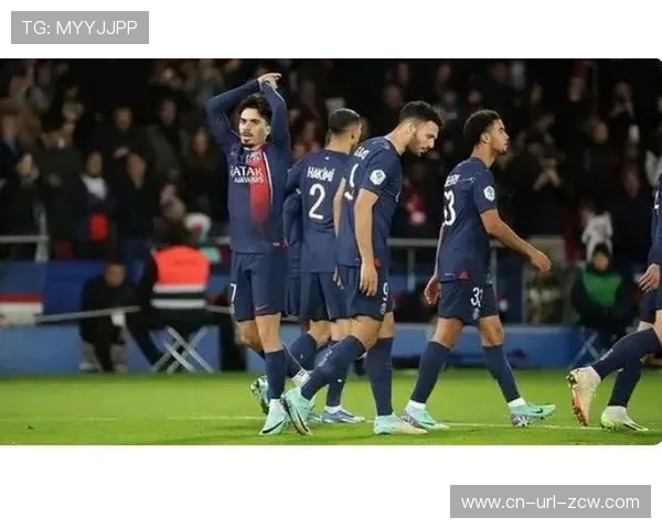 巴黎王子公园球场氛围沸腾，球迷助威成球队第五进攻点